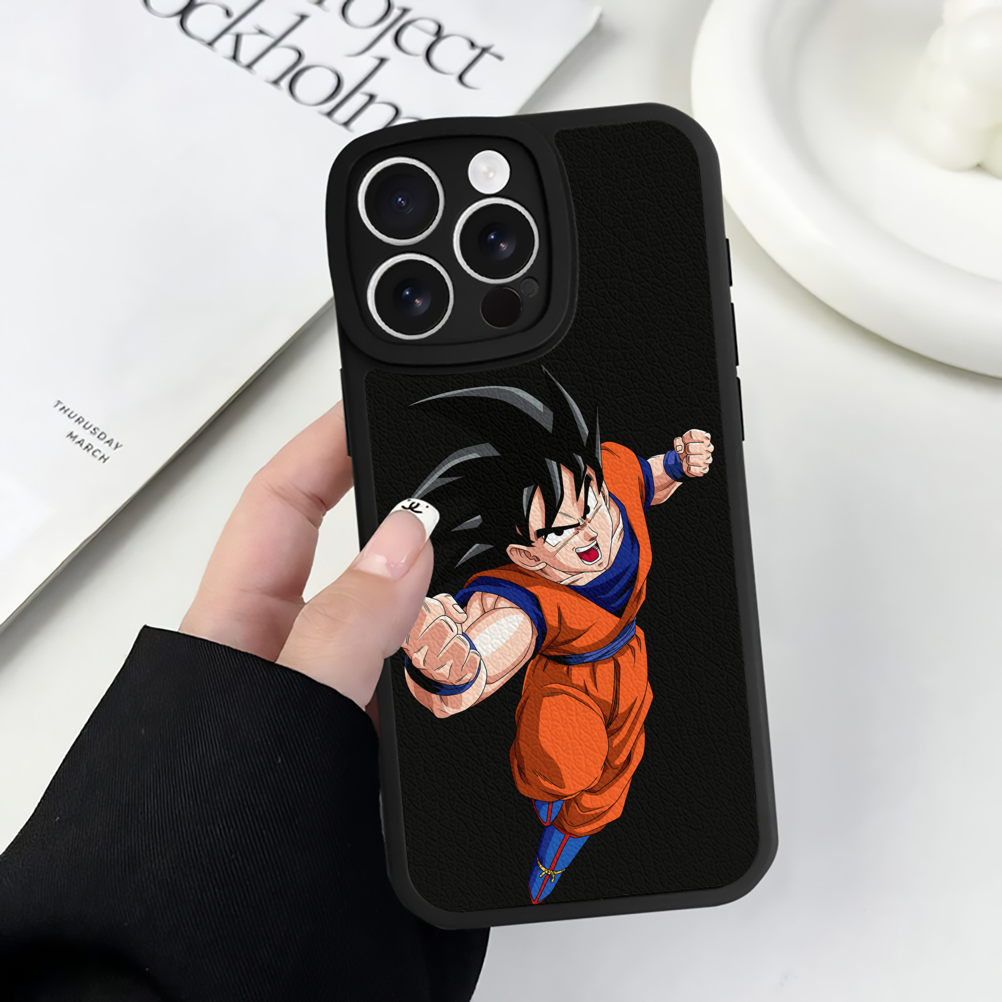 （画像用） ドラゴンボール 孫悟空（そん ごくう）Son Goku カカロット DRAGON BALL Kakarotto 【iPhone 16シリーズ対応】シリコンスマホケース（レザー調） 材質：シリコン